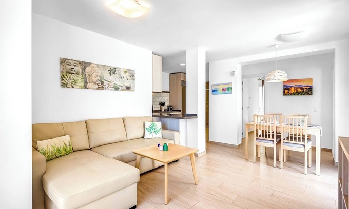 Torreblanca House | Holiday Apartment 'Torreblanca Deluxe Holiday Home' with Sea View, Shared Pool & Wi-Fi