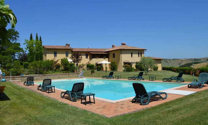 Asciano Apartment | Holiday apartment with pool and view of the valley