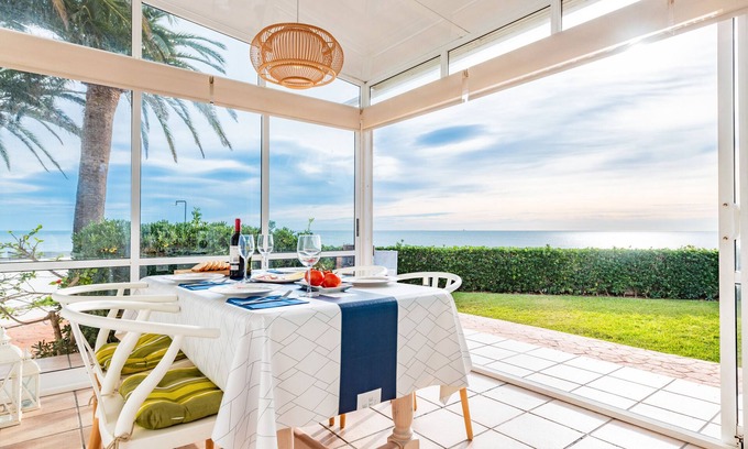 Vinaros House | Holiday Casa Vesalia close to the Beach with Garden & Wi-Fi