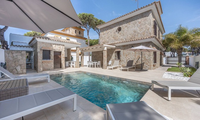Chiclana de la Frontera House | Holiday Home 'Chalet Con Piscina' with Private Pool, Wi-Fi and Air Conditioning