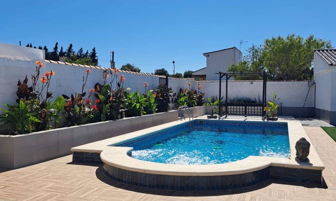 Chiclana de la Frontera House | Holiday Home 'Virago, Paz Y Relax' with Private Pool, Wi-Fi and Air Conditioning
