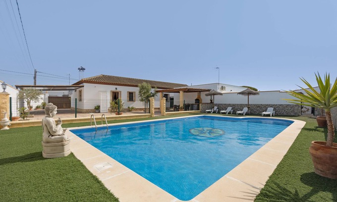Chiclana de la Frontera House | Holiday Home 'Echizzo' with Private Pool, Wi-Fi and Air Conditioning