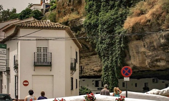 Setenil de las Bodegas Apartment | Holiday Apartment "La Casa Del Rio" with Private Terrace, Balcony and Wi-Fi