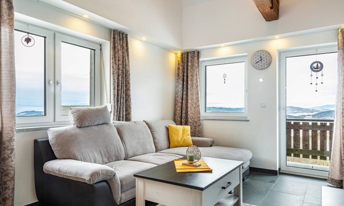 Atzesberg Apartment | Holiday flat "Landhaus Ameisberg" with mountain view, garden and Wifi