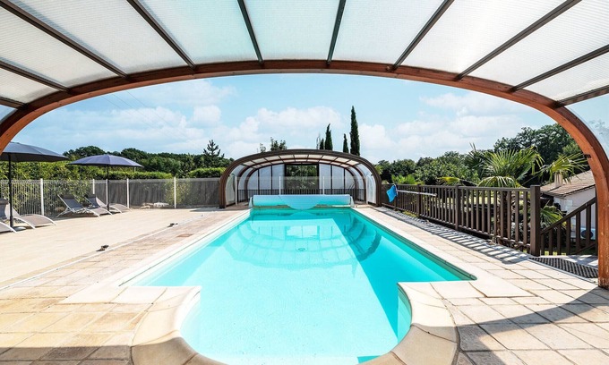 Castelnaud-la-Chapelle House | Holiday Home 'Hyacinthe' with Shared Pool, Wi-Fi and Air Conditioning