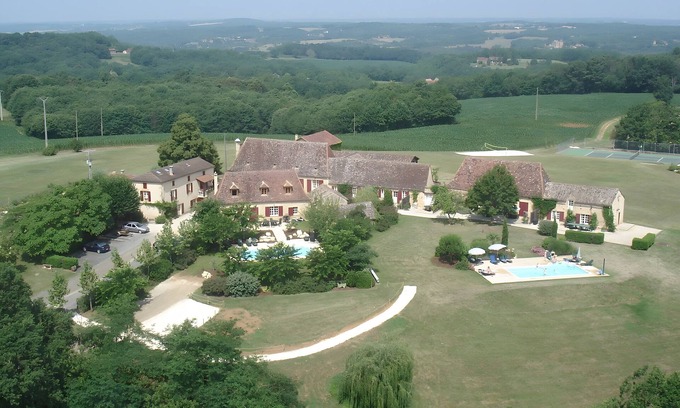 Sainte-Foy-de-Longas House | Holiday Home 'Le Sabotier' with Private Garden and Wi-Fi