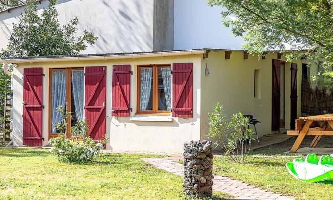 Saint-Jean-de-Monts House | Holiday Home 'Entre Plages À 2kms Et Forêt' with Private Terrace, Shared Garden and Wi-Fi