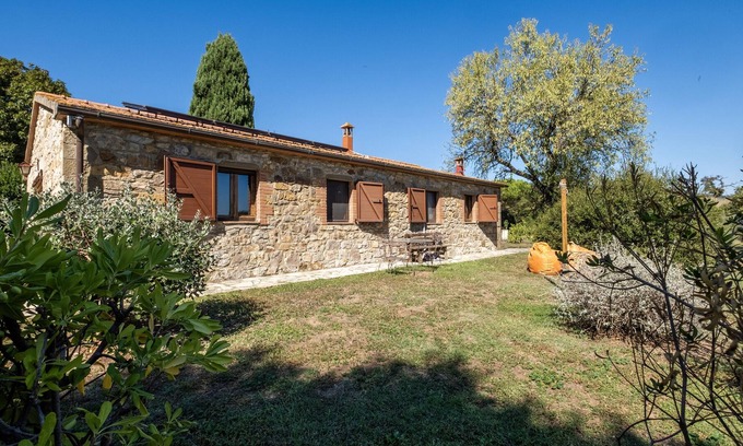 Magliano in Toscana House | Holiday Home 'Al Poggio' with Shared Pool and Shared Garden
