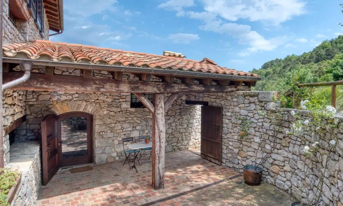 Montagut House | Holiday home Agroturismo Garrotxa pareja-familia with mountain views, garden & WiFi