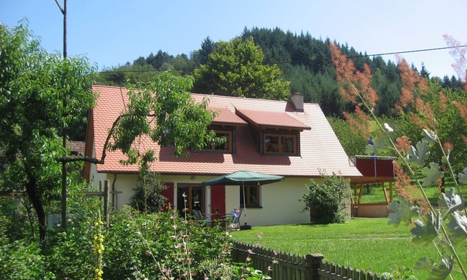 Grunern House | Holiday Home 'Am Kropbach' with Mountain View, Private Terrace and Wi-Fi