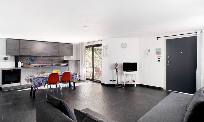 Marina di Andora House | Holiday Home 'Appartamento In Villa 1' with Sea View and Wi-Fi