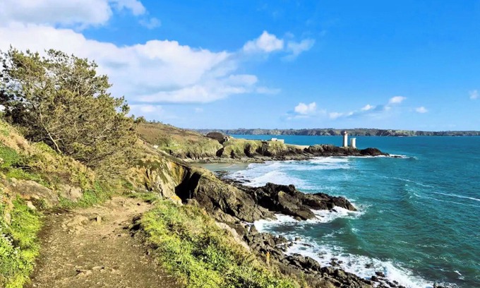 Saint-Pierre House | Holiday Home 'Belle Maison À 800m Plage' with Private Terrace, Private Garden and Wi-Fi