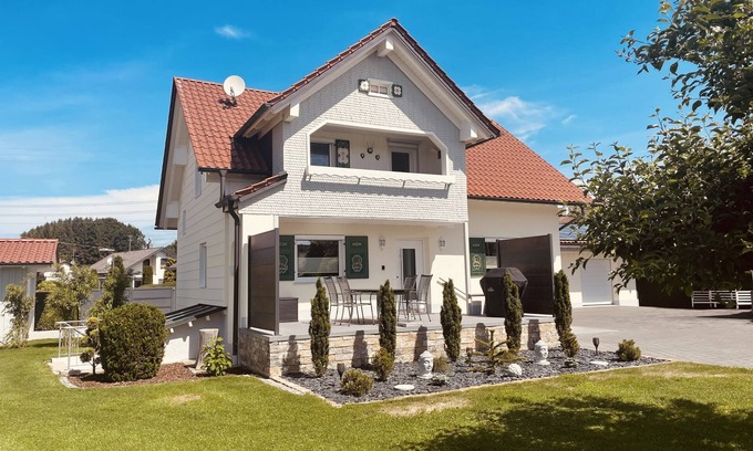 Unterallgau House | Holiday Home "Bezauberndes Gästehaus" with Terrace & Wi-Fi