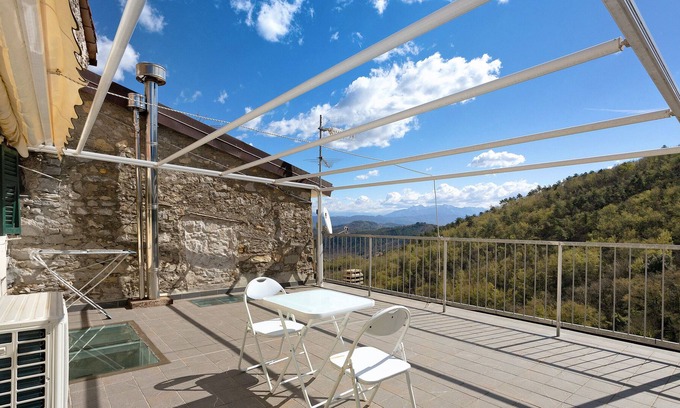 Ricco del Golfo di Spezia House | Holiday Home 'Campagna 5 Terre' with Mountain View, Wi-Fi and Air Conditioning