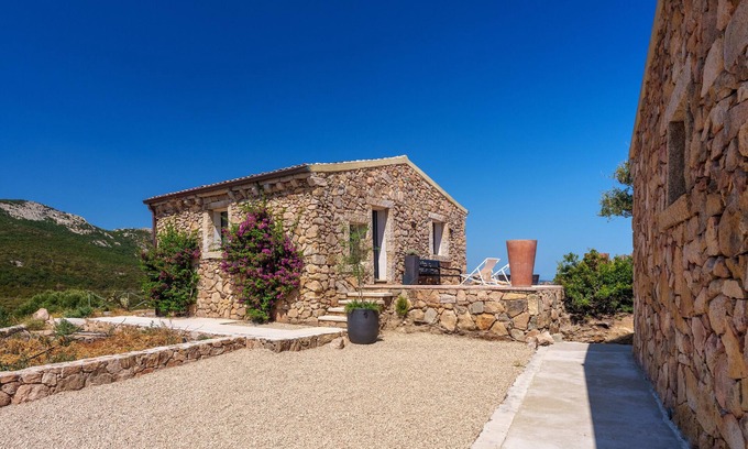 Cugnana Verde House | Holiday Home 'Casa La Petite' with Sea View, Wi-Fi and Air Conditioning
