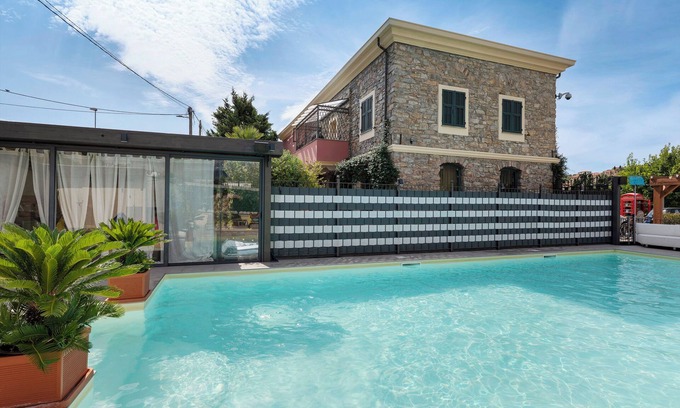 Imperia House | Holiday Home 'Casa Margherita' with Shared Pool, Wi-Fi and Air Conditioning
