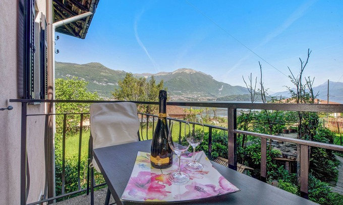 Lezzeno House | Holiday Home 'Casa Mocchetti' with Lake View, Garden & Wi-Fi