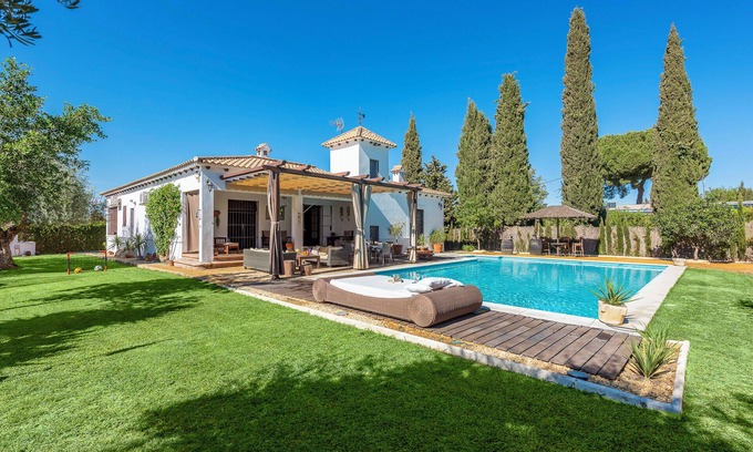 Marchena House | Holiday Home "Casa Rural La Teja" with Pool, Garden & Wi-Fi