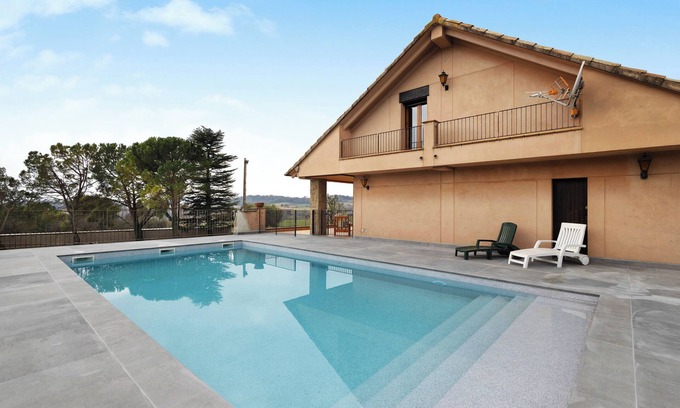 Avia House | Holiday Home 'Casanova De Noet' with Private Pool, Private Terrace and Wi-Fi
