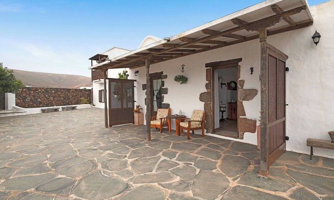 Los Valles House | Holiday Home "Casita Tahona" with Mountain Views, Terrace and Wi-Fi