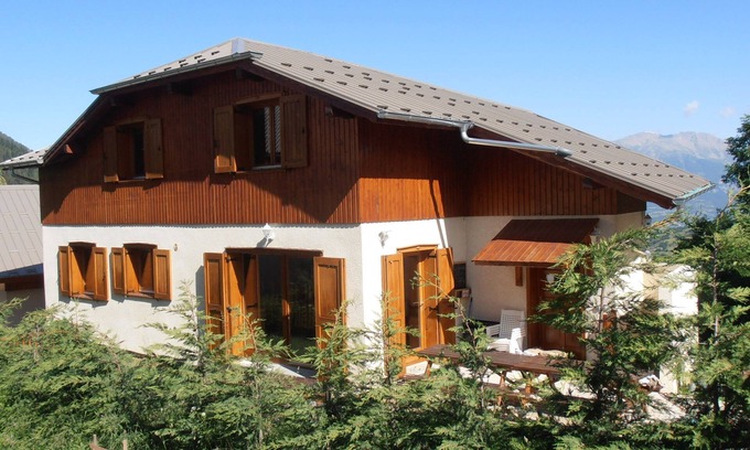 Les Orres Ski Chalet | Holiday Home 'Chalet Bellevue' with Mountain View, Shared Pool and Wi-Fi