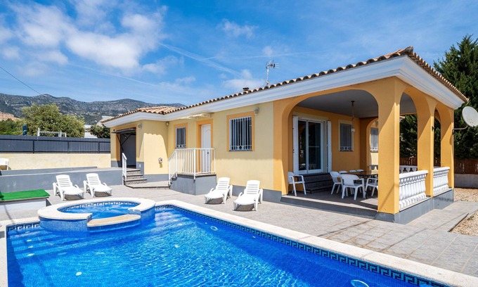 Alcanar House | Holiday Home "Chalet Montecarlo" with Private Pool & Wi-Fi
