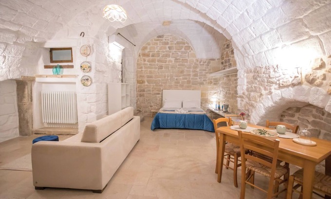 Trani House | Holiday Home 'Charme Room Dimora D'incanto' with Wi-Fi and Air Conditioning