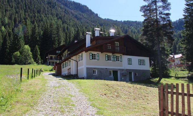 Alba House | Holiday Home 'Claudia's Apartment Blu' with Mountain View and Balcony