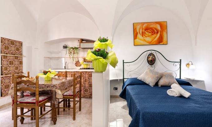 Ceglie Messapica House | Holiday Home 'Dimora Dei Messapi' with Wi-Fi and Air Conditioning