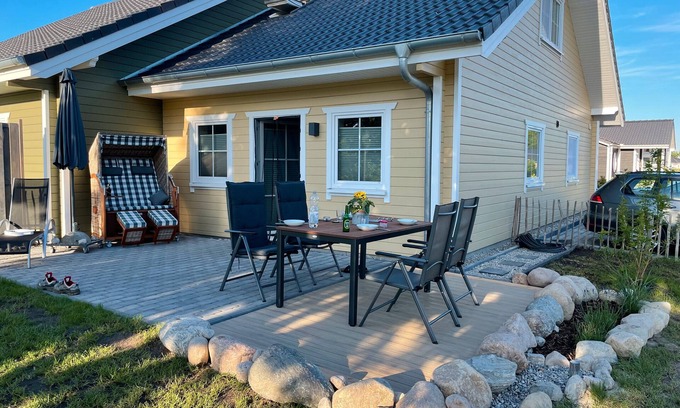 Fahretoft House | Holiday Home 'Dat Nordseehus' with Private Terrace, Private Garden and Wi-Fi