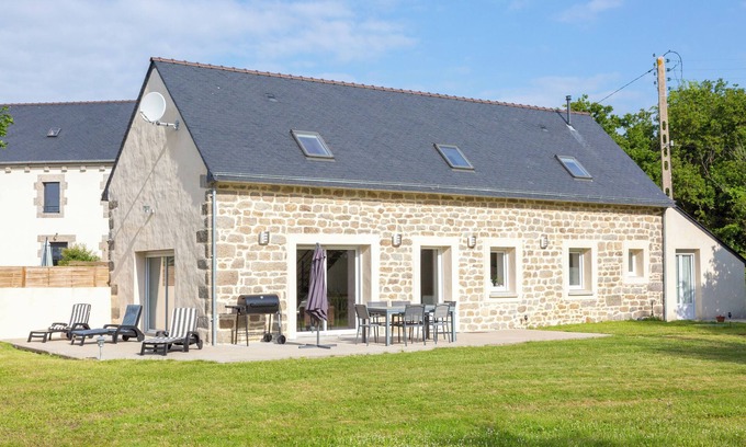 Tregunc House | Holiday Home 'De La Motte 2kms De La Plage' with Private Terrace, Private Garden and Wi-Fi