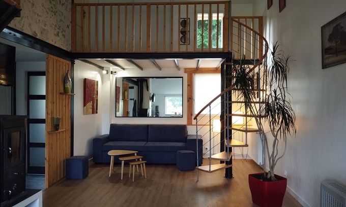 Notre-Dame-de-Sanilhac House | Holiday Home 'De Peyrinet' with Private Terrace, Garden and Air Conditioning