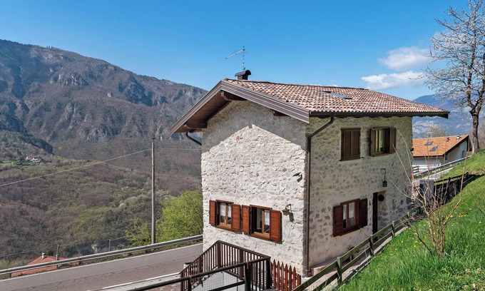 Folgaria House | Holiday Home 'Della Melania' with Mountain View and Pool