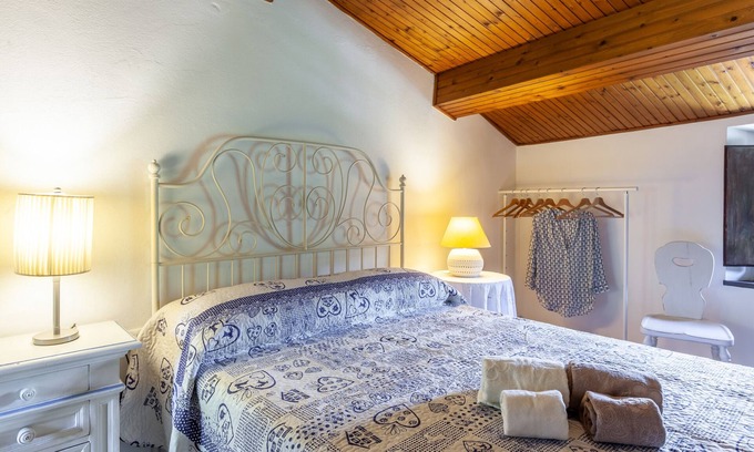 Monteggiori House | Holiday Home 'Domino Cottage Monteggiori' with Wi-Fi