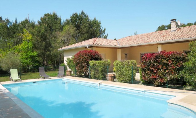 Grayan-Et-L'Hopital House | Holiday Home Eugénie by Interhome