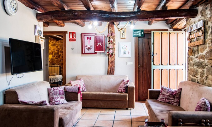 Villar de Corneja House | Holiday Home 'La Cantina' with Mountain Views