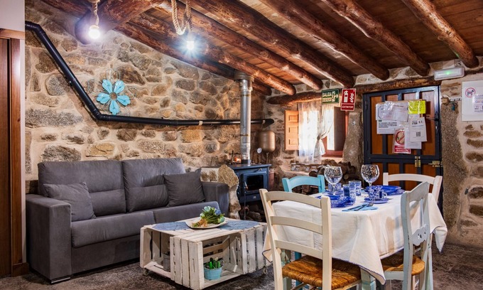 Villar de Corneja House | Holiday Home 'La Cuadra' with Mountain Views