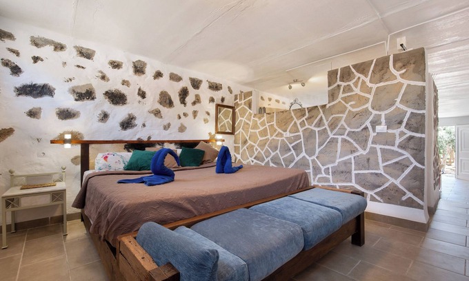 Tuineje House | Holiday Home 'Esencia Eco-rústico - Adults Only' with Shared Pool and Garden