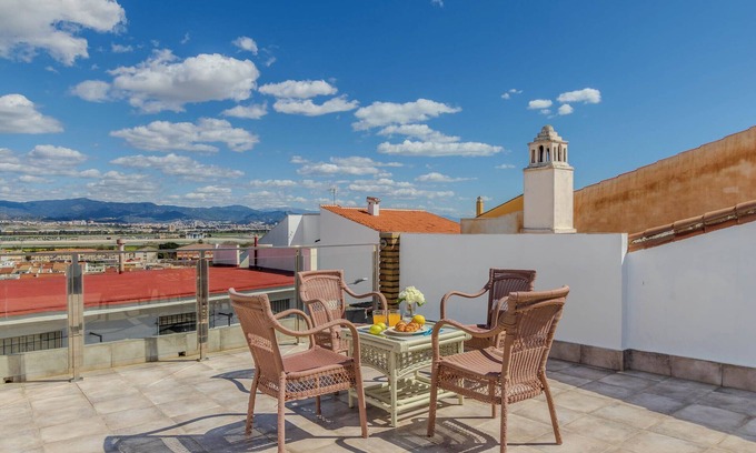 Churriana House | Holiday Home 'Espaciosa Casa Junto Al Aeropuerto' with Mountain View, Wi-Fi and Air Conditioning