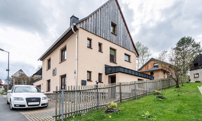Oberwiesenthal House | Holiday Home 'Ferienhaus Fichtelberg' with Mountain View, Private Terrace and Wi-Fi