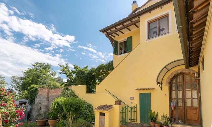 Lari House | Holiday Home 'Ferienhaus Il Nidino' with Private Terrace, Wi-Fi and Air Conditioning