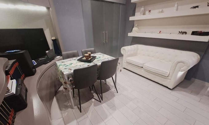Municipio 5 House | Holiday Home "Flower's House di Doris Simone" with Private Terrace & Wi-Fi