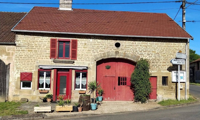 Celles-en-Bassigny House | Holiday home in Celles-En-Bassigny enclosed garden