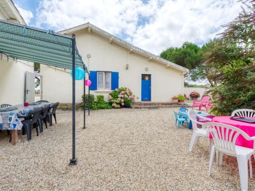 Jau-Dignac-et-Loirac House | Holiday Home Pontac-Gadet 2 by Interhome