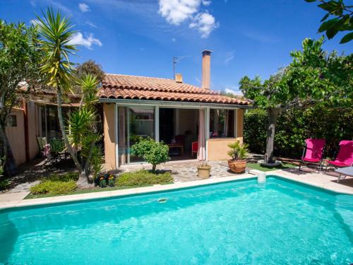 Les Bormettes House | Holiday Home Miramar by Interhome
