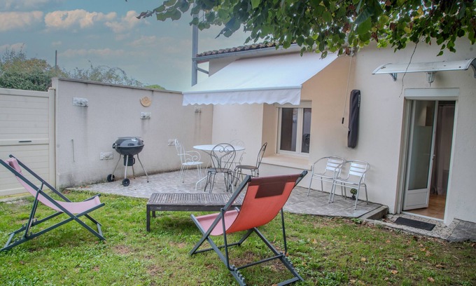 Montignac-Charente House | Holiday Home 'La Maison D’eloi' with Shared Pool, Private Terrace and Wi-Fi