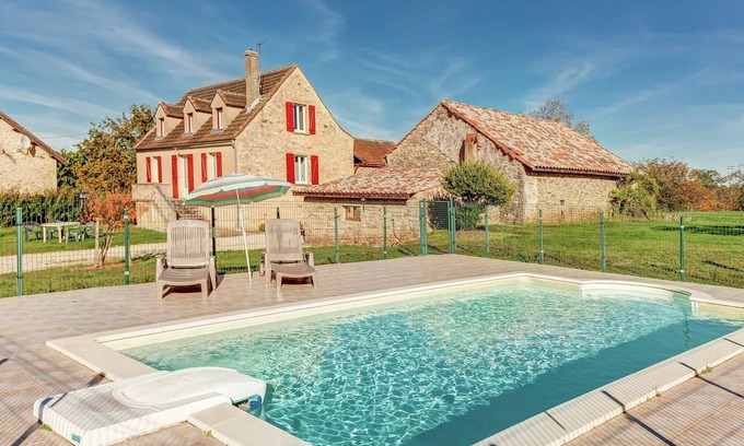 Prats-du-Perigord House | Holiday Home in Prats-du-Périgord with Pool