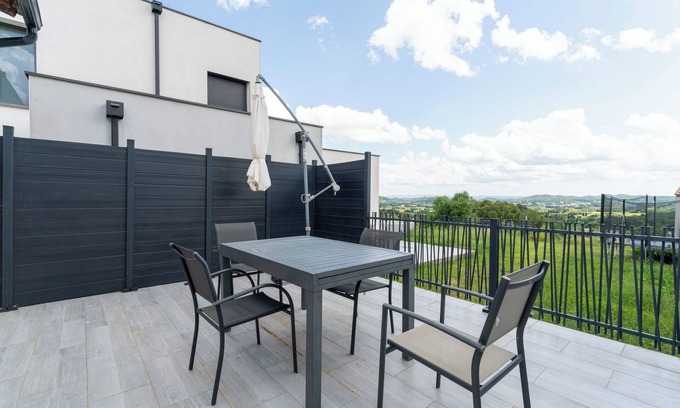 Rochefort-du-Gard House | Holiday Home 'Le 153' with Private Terrace and Wi-Fi Rochefort-du-Gard