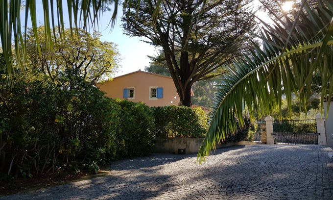 Saint-Cyr-sur-Mer Villa | Holiday home 300 m from the beach (up to 10 people)