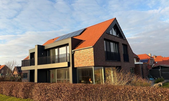 Neuharlingersiel House | Holiday Home 'Großzügiges Modernes' with Shared Terrace, Private Garden and Wi-Fi